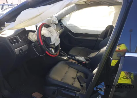 2014 Volkswagen Jetta 1.8T Se z USA, uszkodzony, nr VIN 3VWD17AJ5EM289229